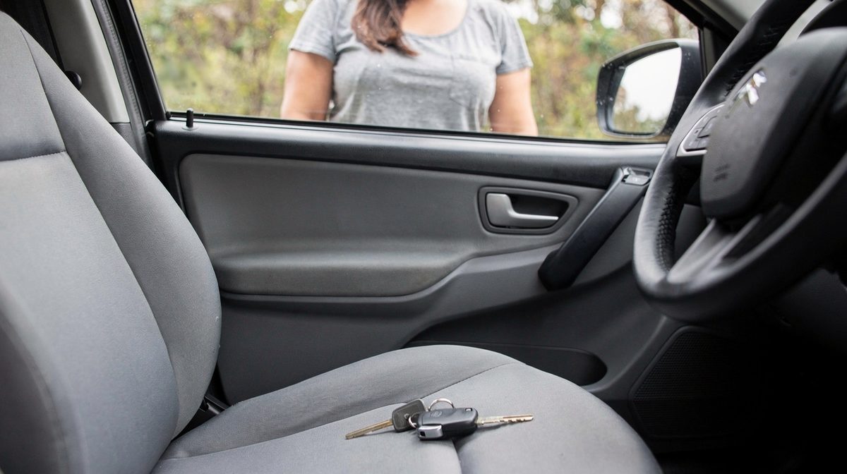 Chave esquecida no banco de um carro trancado, com a dona do lado de fora, em Osasco